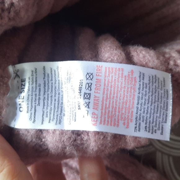 Pink set infinite scarf and beanie hat with faux pearls - Picture 5 of 5